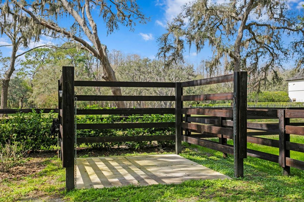 Image 23 of property listing at 10101 TARPON SPRINGS ROAD, Odessa, FL 33556