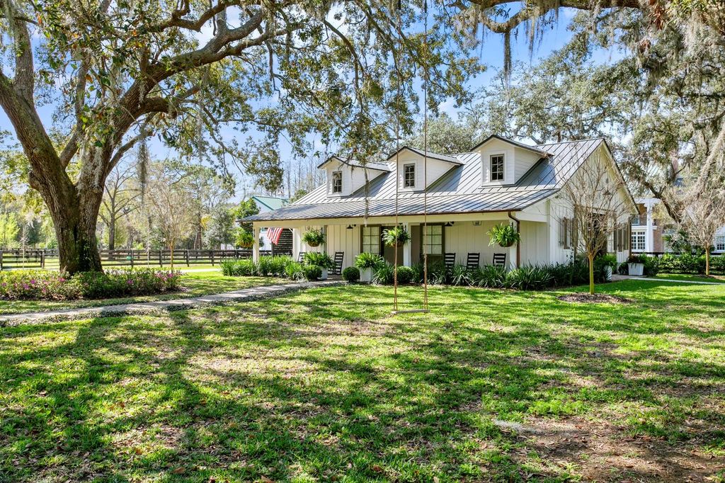Image 4 of property listing at 10101 TARPON SPRINGS ROAD, Odessa, FL 33556