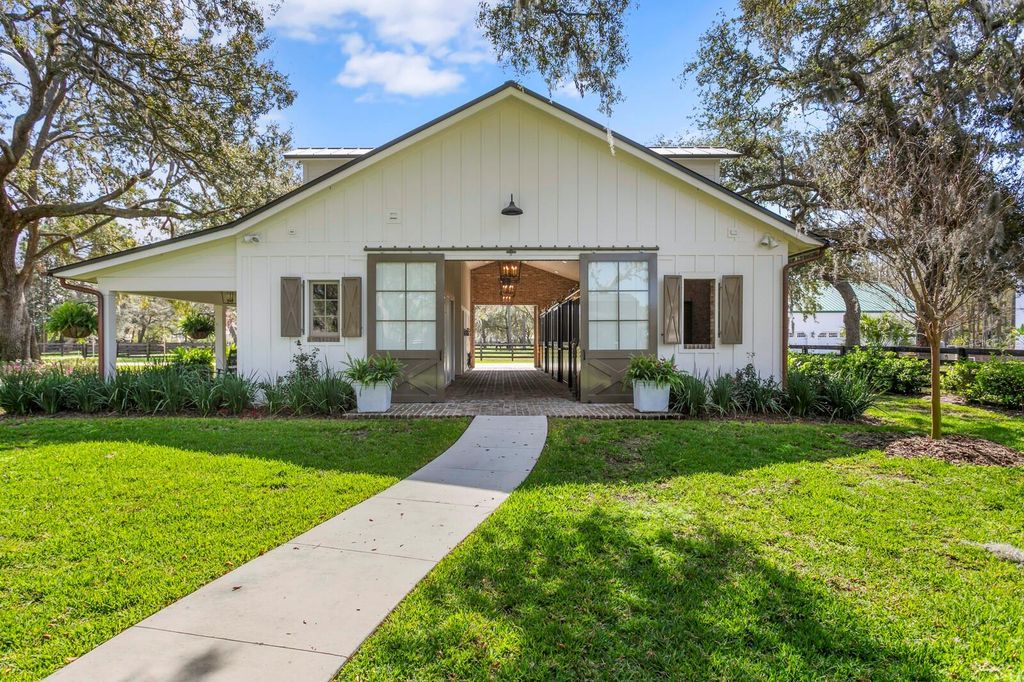 Image 9 of property listing at 10101 TARPON SPRINGS ROAD, Odessa, FL 33556