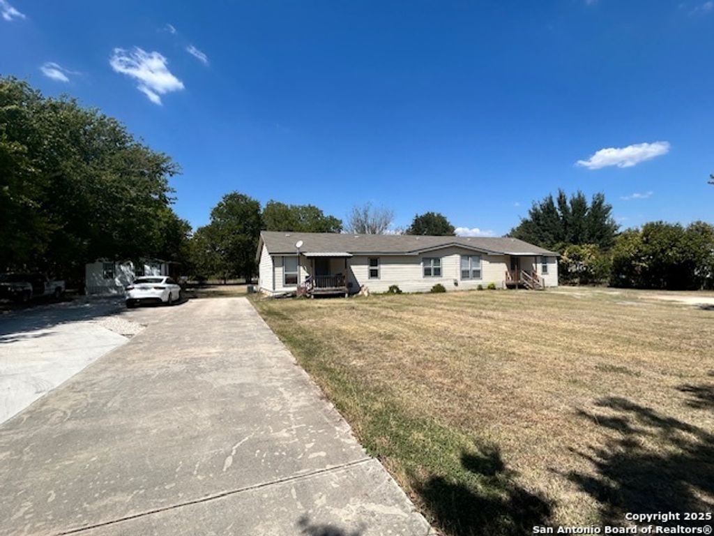 544 gallagher, Mcqueeney, TX 78123