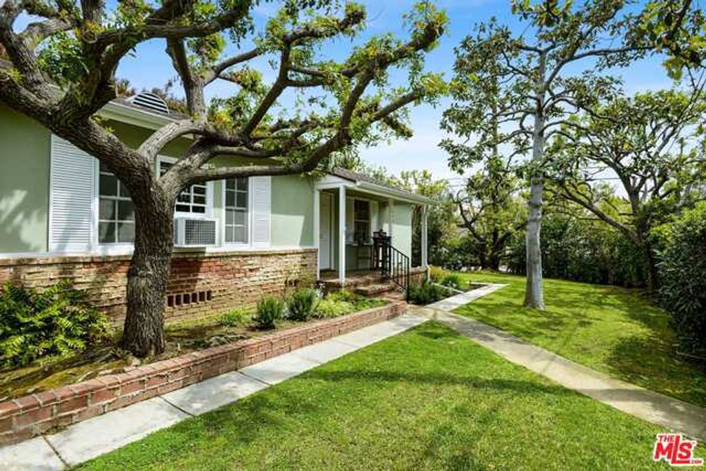 650 LORNA Lane, Los Angeles, CA 90049