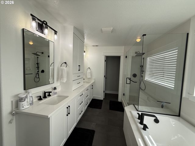 15397 Se PIONEER Dr, Clackamas, OR 97015