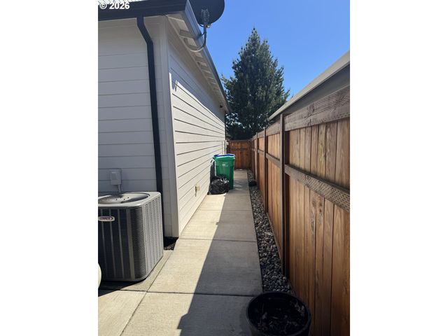15397 Se PIONEER Dr, Clackamas, OR 97015