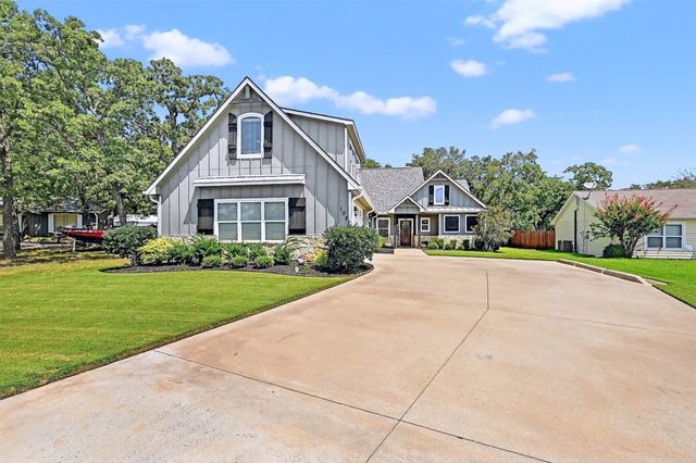 105 Seminole Drive, Lake Kiowa, TX 76240