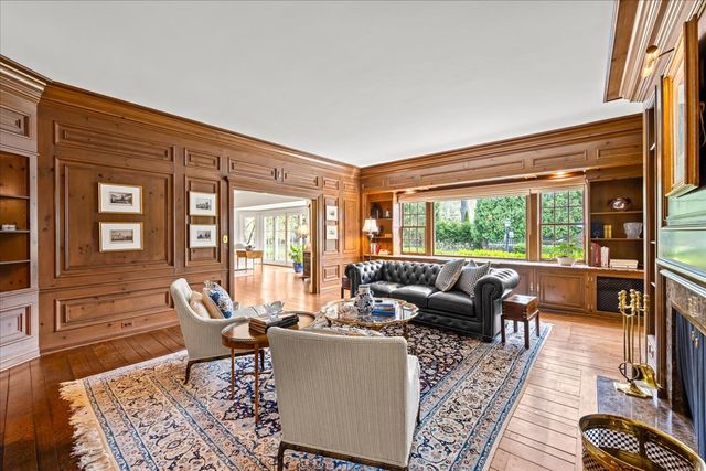 675 E Woodland Road, Lake Forest, IL 60045