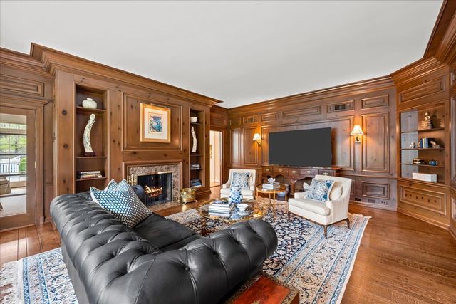 675 E Woodland Road, Lake Forest, IL 60045