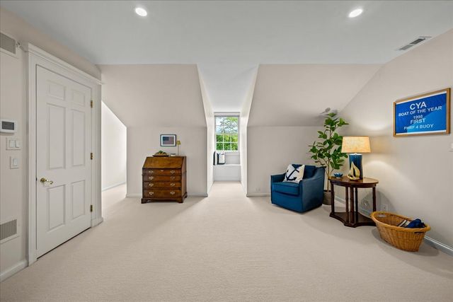 675 E Woodland Road, Lake Forest, IL 60045