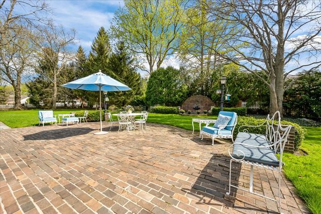 675 E Woodland Road, Lake Forest, IL 60045