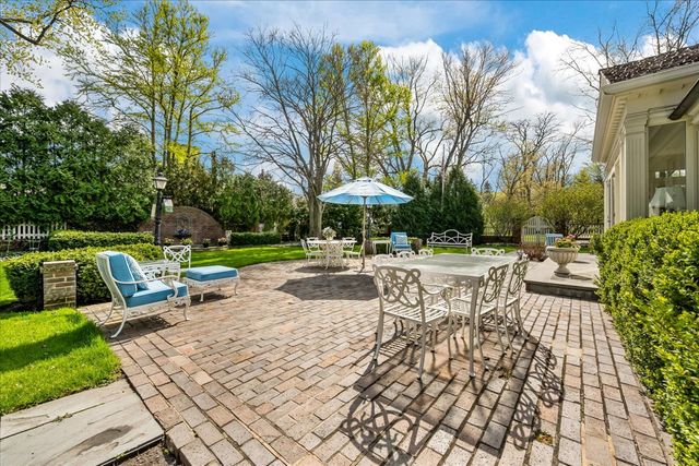 675 E Woodland Road, Lake Forest, IL 60045