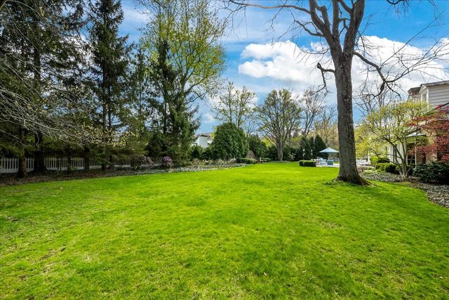 675 E Woodland Road, Lake Forest, IL 60045