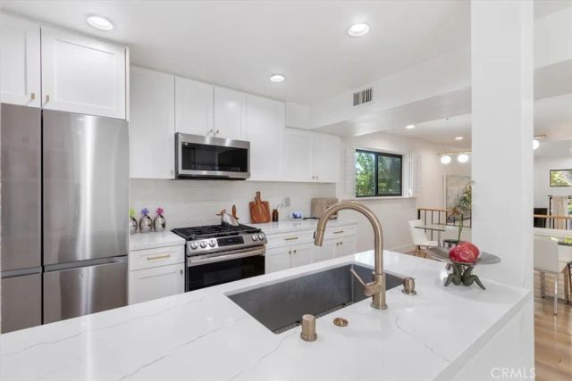 15133 Magnolia E, Sherman Oaks, CA 91403
