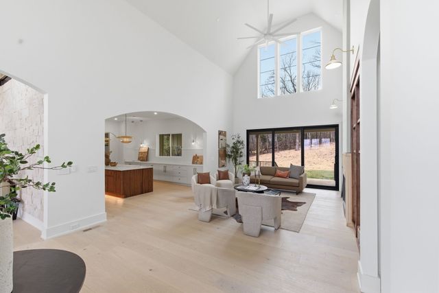 6807 Pennywell Dr, Nashville, TN 37205