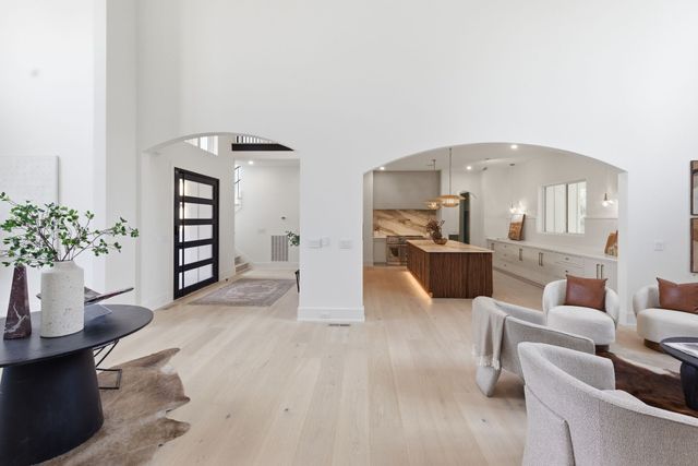 6807 Pennywell Dr, Nashville, TN 37205