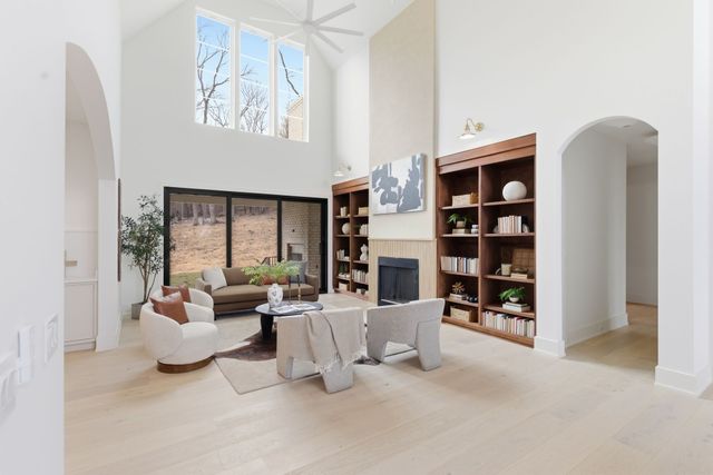 6807 Pennywell Dr, Nashville, TN 37205