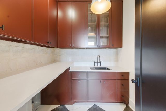 6807 Pennywell Dr, Nashville, TN 37205