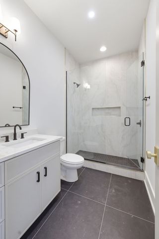 6807 Pennywell Dr, Nashville, TN 37205