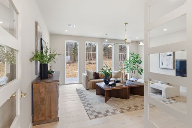 6807 Pennywell Dr, Nashville, TN 37205