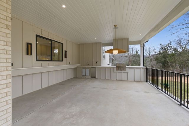 6807 Pennywell Dr, Nashville, TN 37205