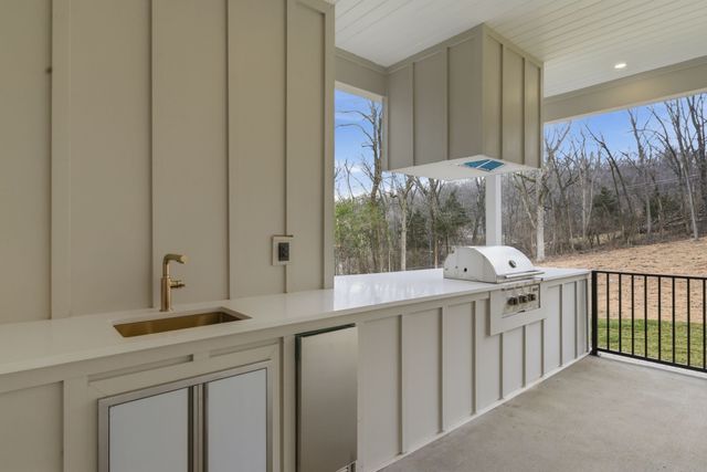 6807 Pennywell Dr, Nashville, TN 37205