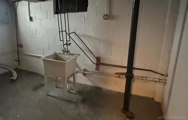 22046 Cushing Avenue, Eastpointe, MI 48021