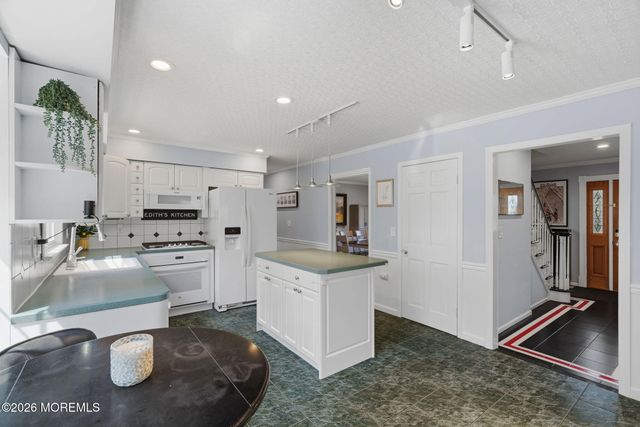10 Courtney Way, Red Bank, NJ 07701