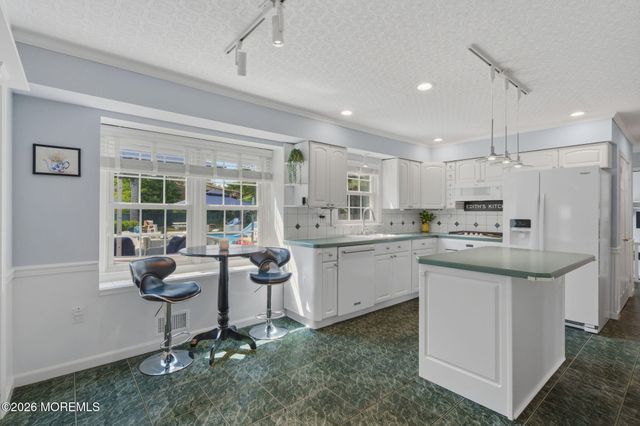 10 Courtney Way, Red Bank, NJ 07701