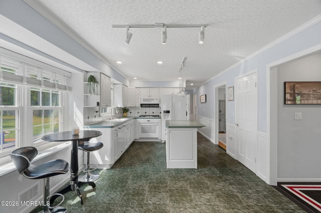 10 Courtney Way, Red Bank, NJ 07701