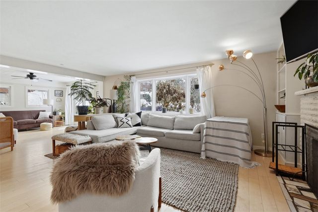 824 Foxland Dr, Mt Lebanon, PA 15243