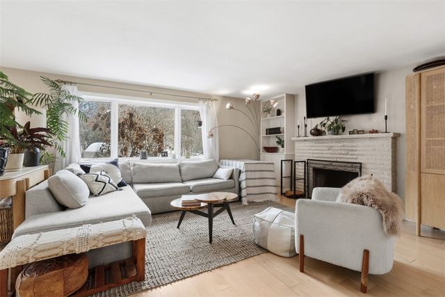 824 Foxland Dr, Mt Lebanon, PA 15243