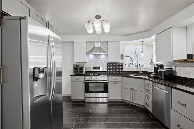 824 Foxland Dr, Mt Lebanon, PA 15243