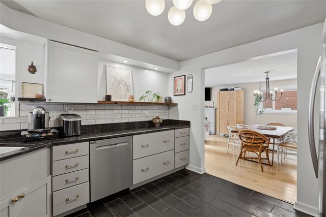 824 Foxland Dr, Mt Lebanon, PA 15243