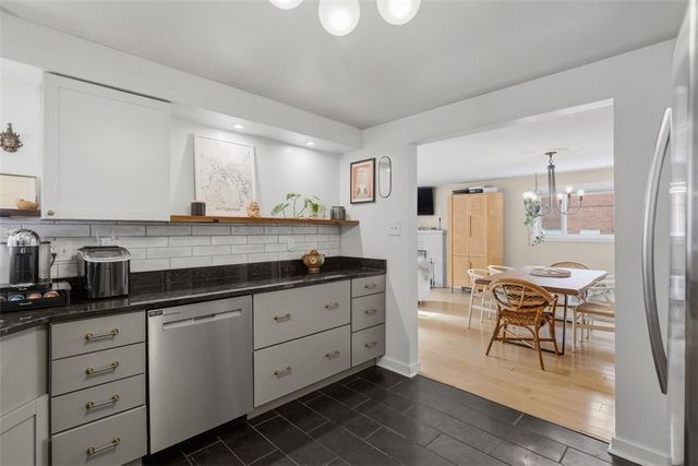 824 Foxland Dr, Mt Lebanon, PA 15243