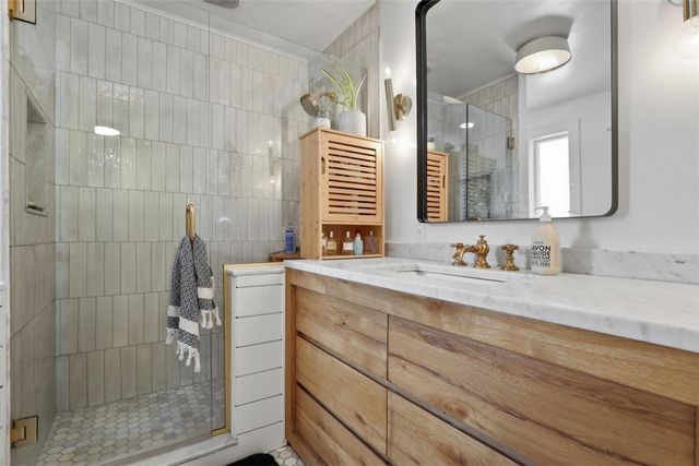 824 Foxland Dr, Mt Lebanon, PA 15243