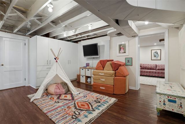 824 Foxland Dr, Mt Lebanon, PA 15243