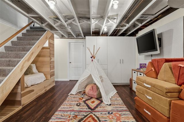 824 Foxland Dr, Mt Lebanon, PA 15243