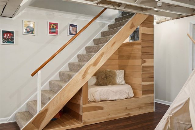 824 Foxland Dr, Mt Lebanon, PA 15243