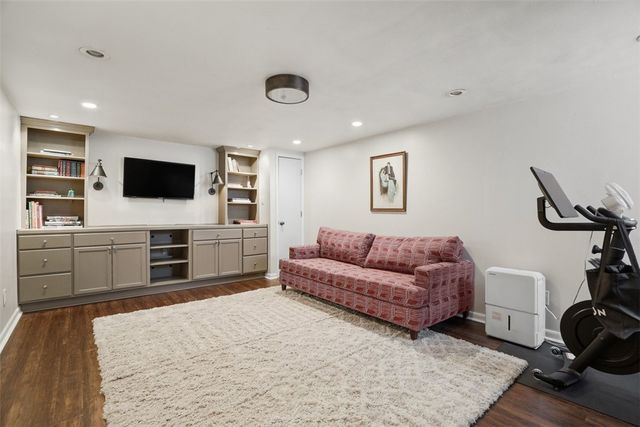 824 Foxland Dr, Mt Lebanon, PA 15243