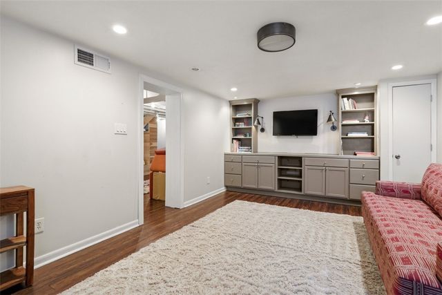 824 Foxland Dr, Mt Lebanon, PA 15243