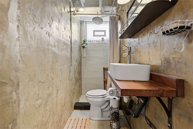 824 Foxland Dr, Mt Lebanon, PA 15243