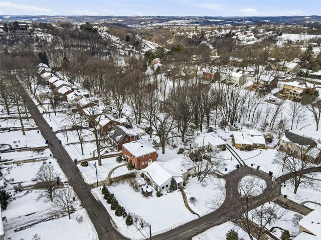 824 Foxland Dr, Mt Lebanon, PA 15243