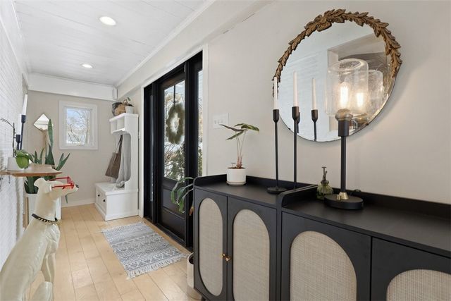 824 Foxland Dr, Mt Lebanon, PA 15243