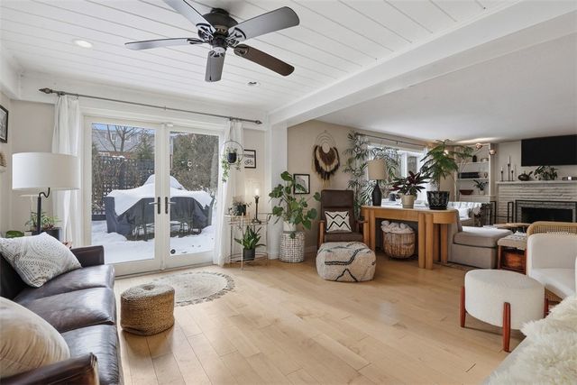 824 Foxland Dr, Mt Lebanon, PA 15243