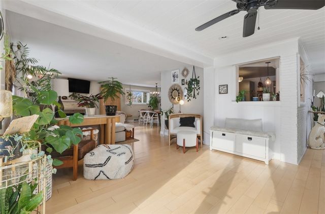 824 Foxland Dr, Mt Lebanon, PA 15243