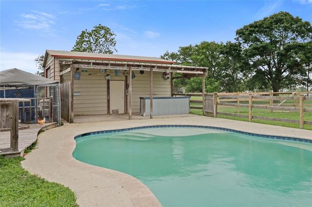 1056 Longhorn Trail, Angleton, TX 77515