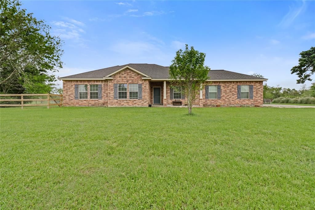 1056 Longhorn Trail, Angleton, TX 77515