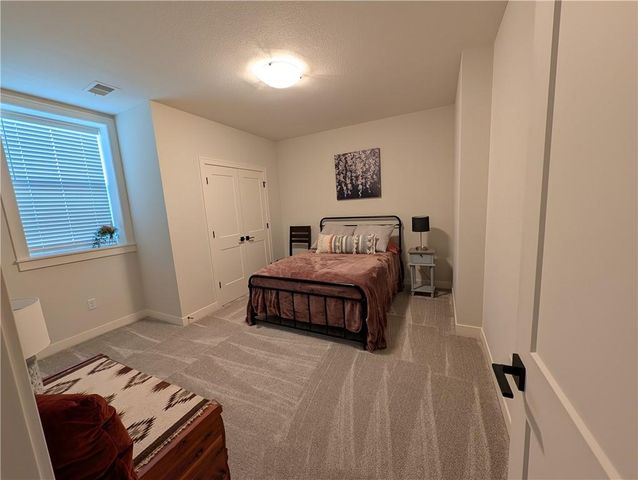 22076 W 93rd Terrace, Lenexa, KS 66220
