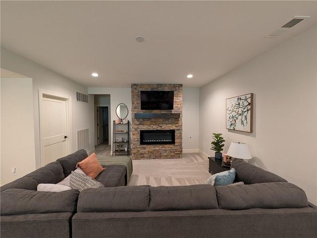 22076 W 93rd Terrace, Lenexa, KS 66220