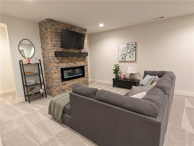 22076 W 93rd Terrace, Lenexa, KS 66220