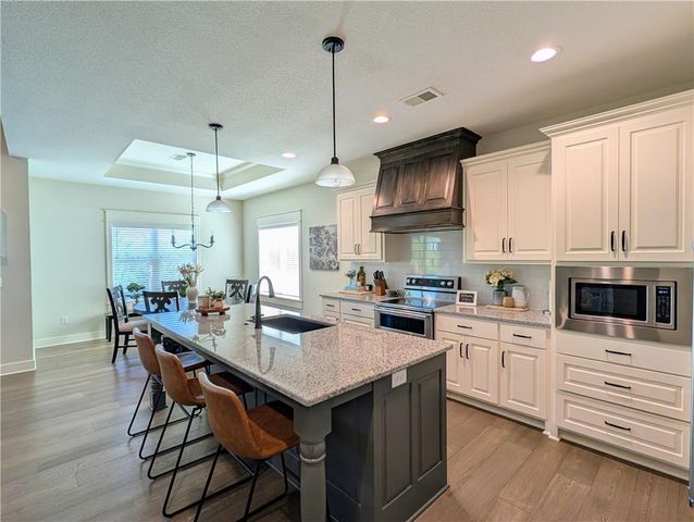 22076 W 93rd Terrace, Lenexa, KS 66220