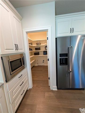 22076 W 93rd Terrace, Lenexa, KS 66220